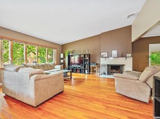 24 Trent Ln, Smithtown, NY 11787