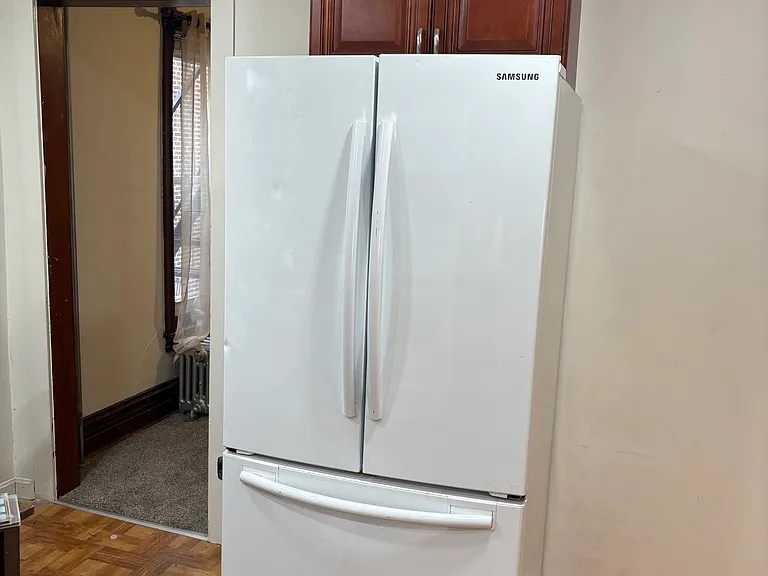 Bottom-freezer Refrigerator