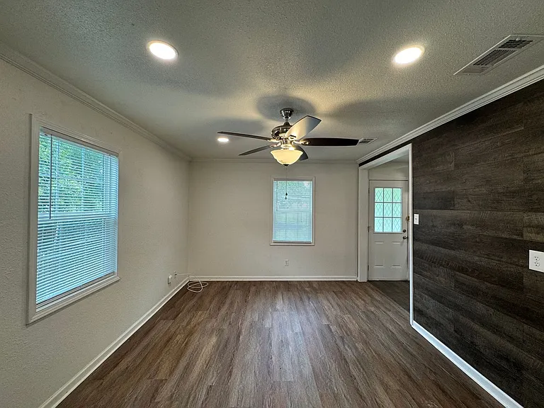 1410 E Barton Ave — Photo 2