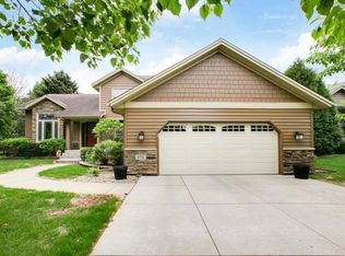 976 Coneflower Ct, Eagan, MN 55123