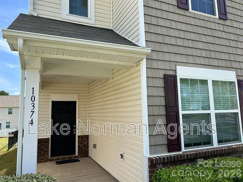 5 bed, 2.5 bath, 2540 sqft, $2,799 — Photo 2