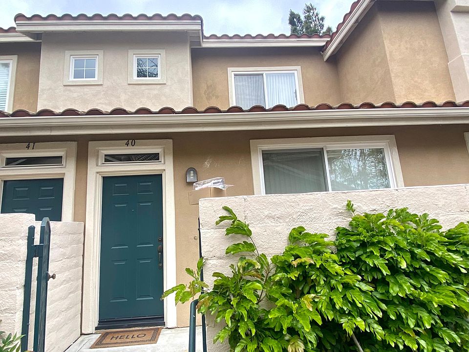 townhouse has front gated patio