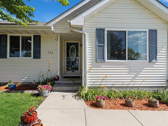 3rd image of 302 W 18th Pl