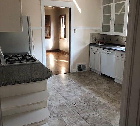 4th image of 860 E Kensington Ave