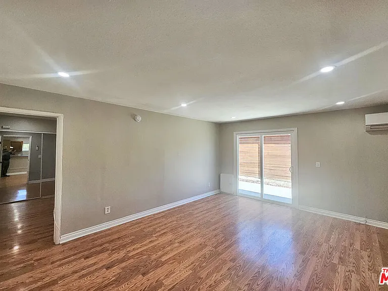 6946 1/2 Jellico Ave — Photo 3