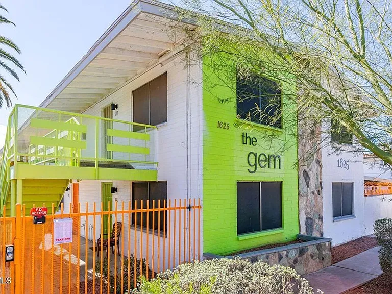 Welcome to the Gem! First month FREE with approved application. — Photo 5