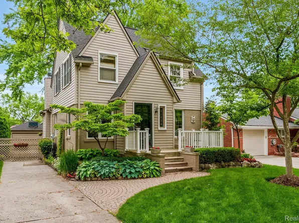 21632 Alexander St, Saint Clair Shores, MI 48081