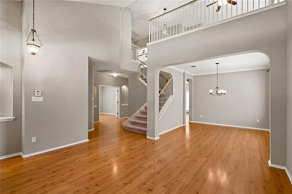 4 bed, 2.5 bath, 2823 sqft, $2,900 — Photo 2