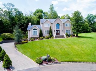 7 Fringe Ct, Nanuet, NY 10954