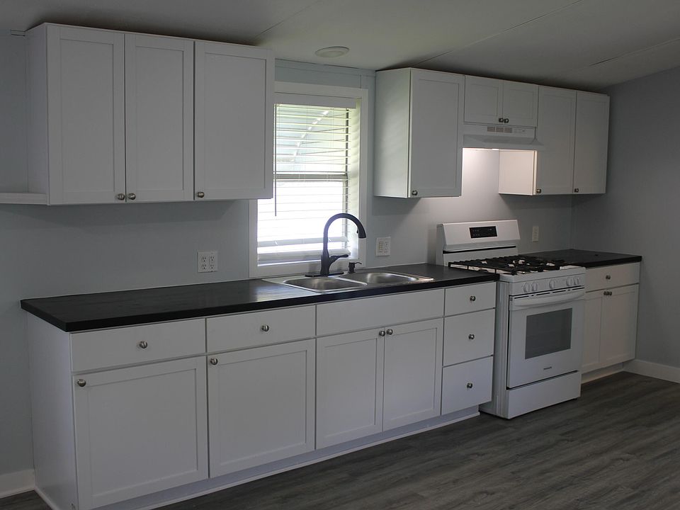 13th image of 576 Jessica St SE