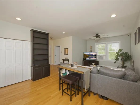 1319 W Addison St APT 3A, Chicago, IL 60613