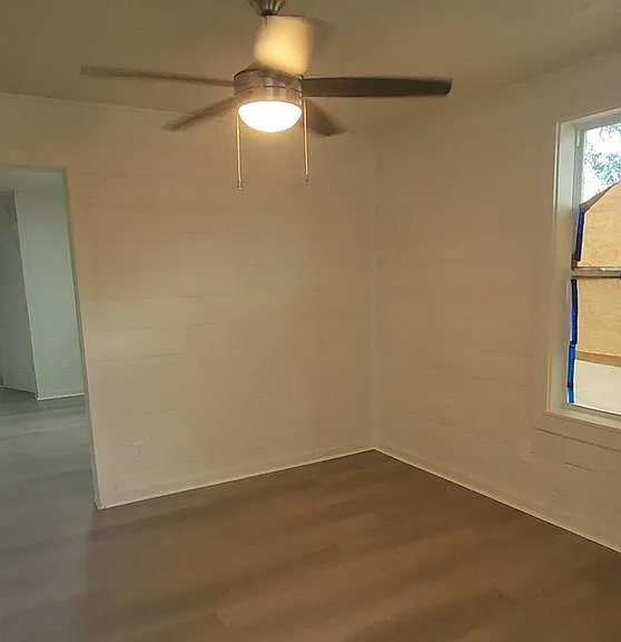 421 Donald St — Photo 2