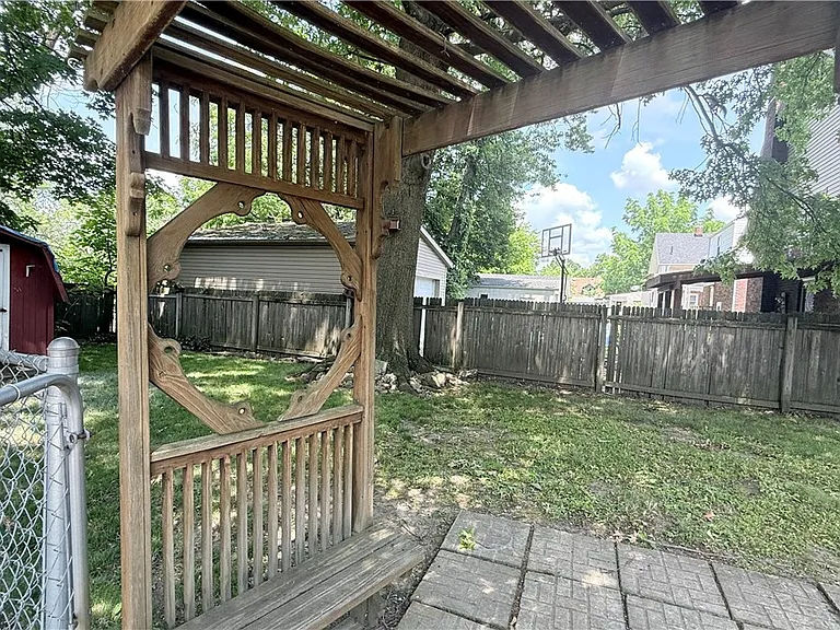 592 Lindell St — Photo 9