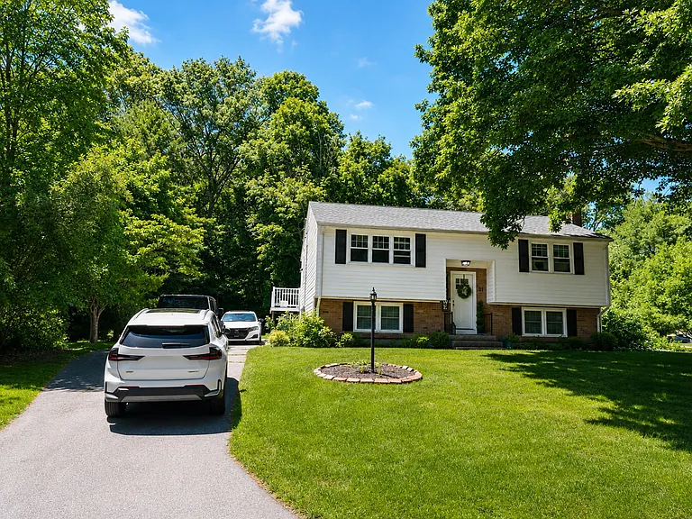 21 Hutchinson Rd — Photo 1