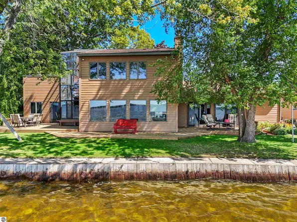 311 E Lake Mitchell Dr, Cadillac, MI 49601