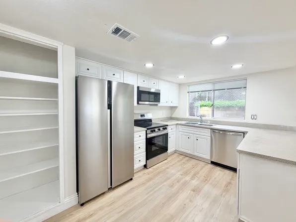 422 N Vine St #A, Fallbrook, CA 92028