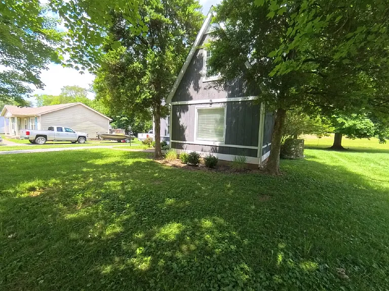 504 Willow Ln — Photo 2