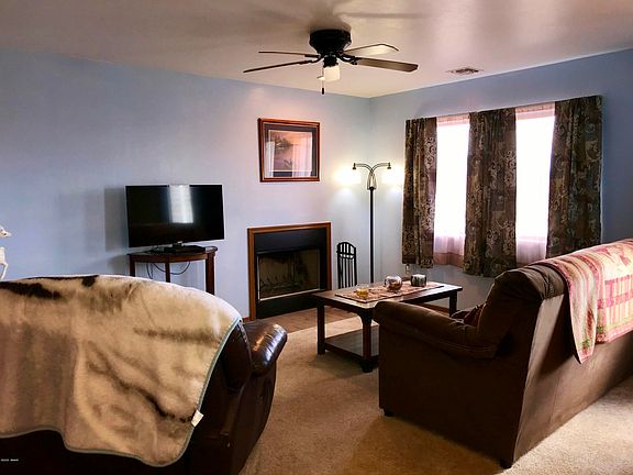 Family Room w Fireplace