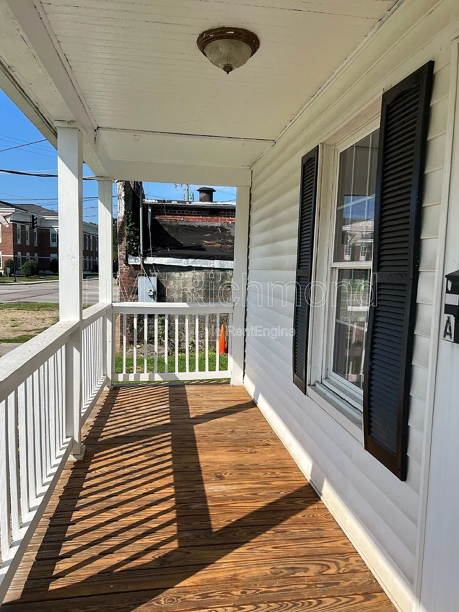 Building Photo - 104 Lee Ave #B