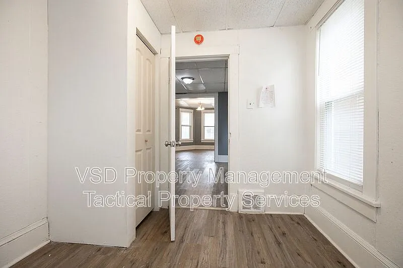 4 bed, 1.0 bath, 876 sqft, $995 — Photo 3