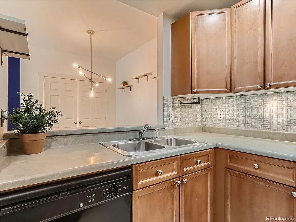 2 bed, 791 sqft, $2,400 — Photo 3