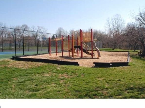 422 Trumbull Ct, Newtown, PA 18940