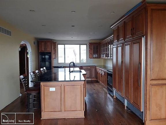 3rd image of 29818 Jefferson Ave