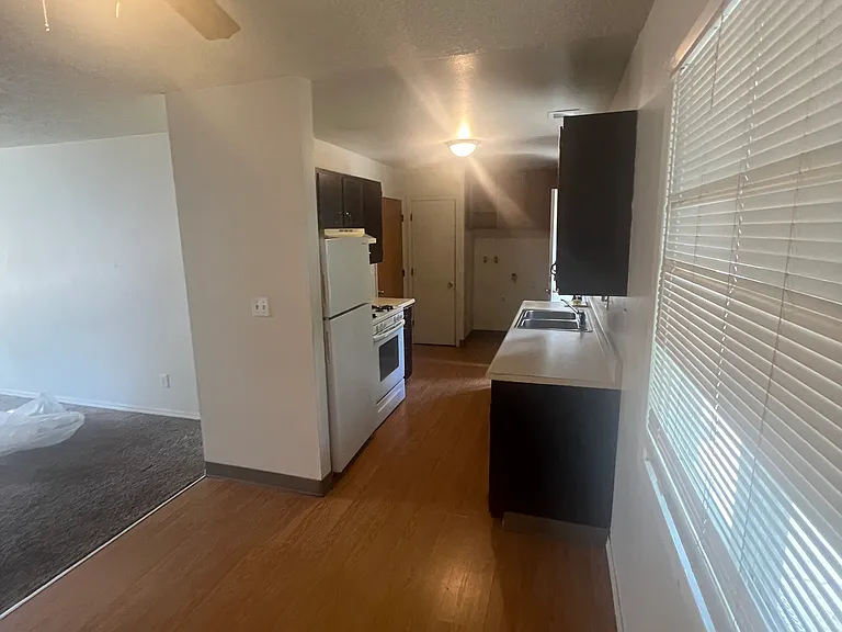 504 E 9th St #10 — Photo 5