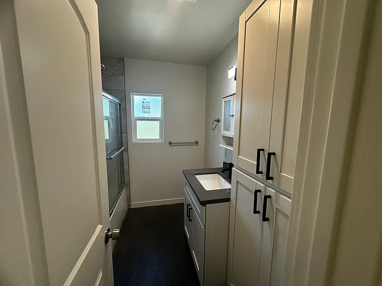 1529 3/4 W 105th St #1529-3/4 — Photo 8