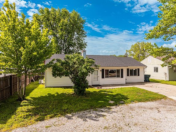 3rd image of 613 E Linda Ln
