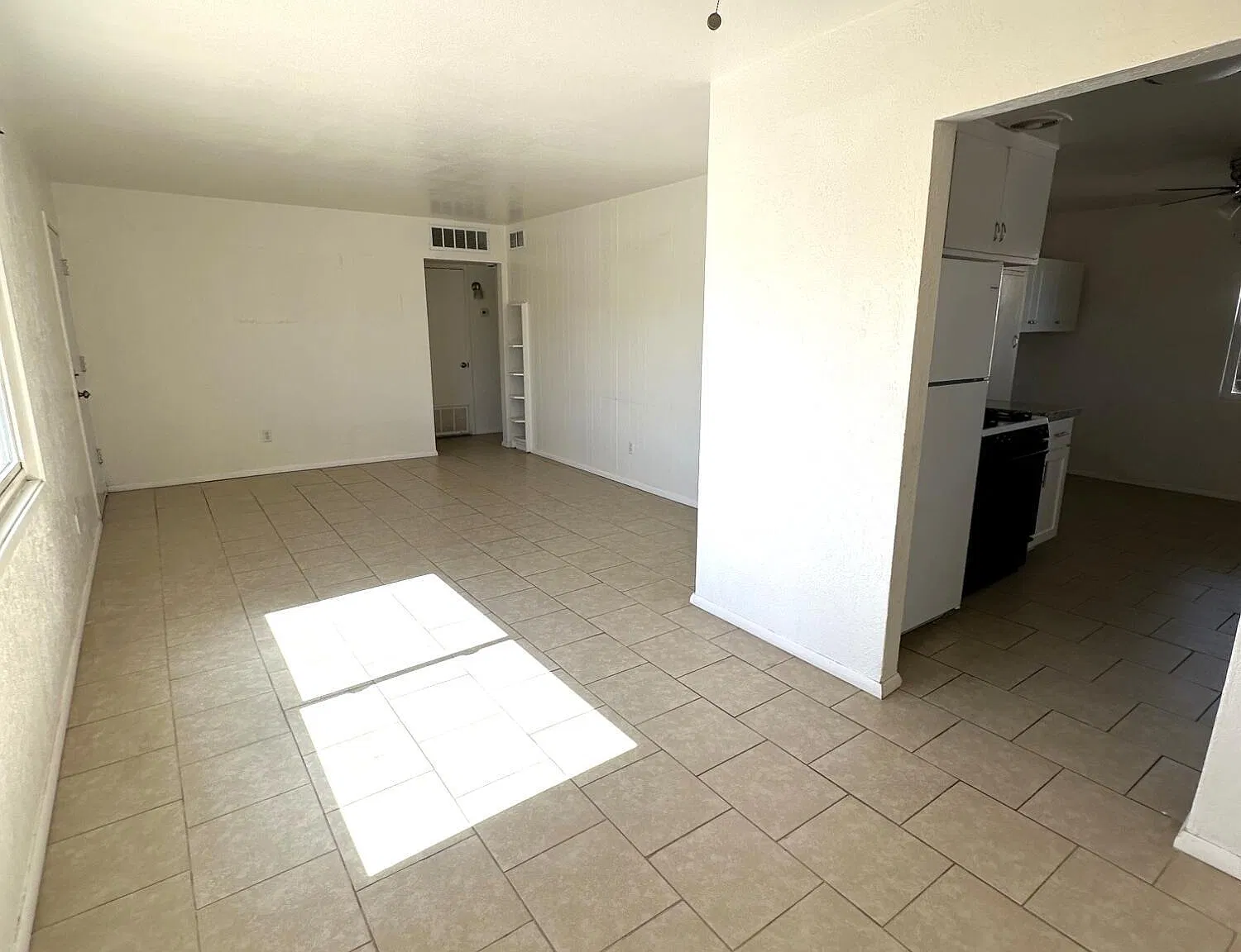 3 bed, 1.0 bath, 1027 sqft, $1,350 — Photo 3