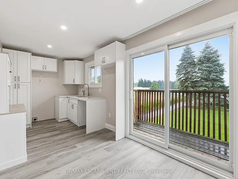 891 Centre Rd — Photo 11