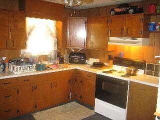 5th image of 210 Marion St