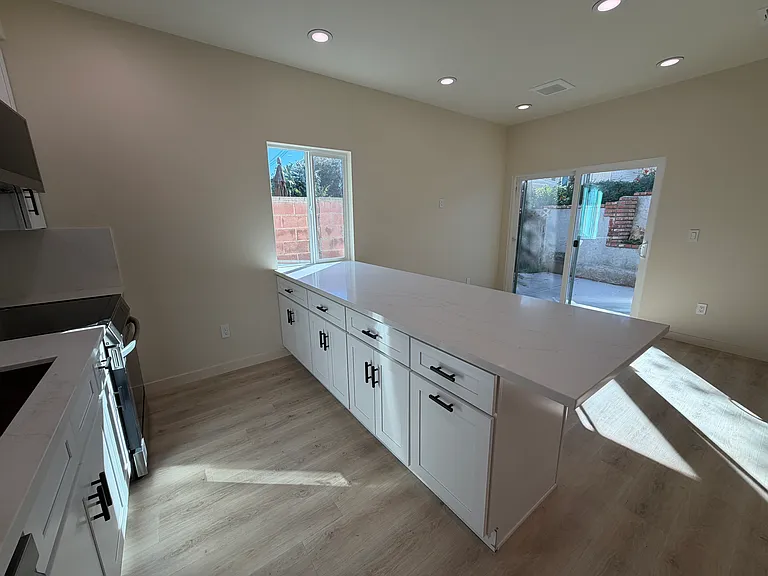 9947 Columbus Ave — Photo 6