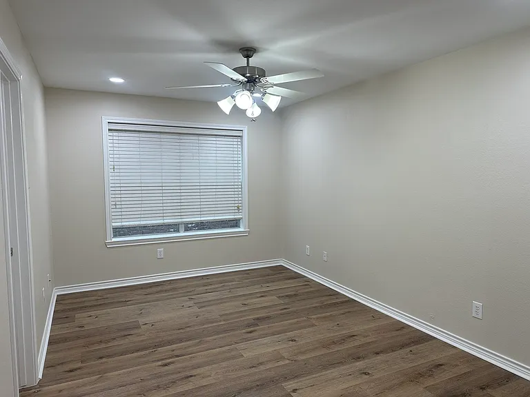 9000 Eastwood Ave — Photo 10