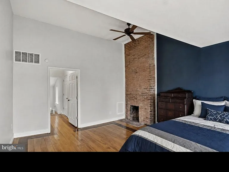 121 W Hamburg St — Photo 2
