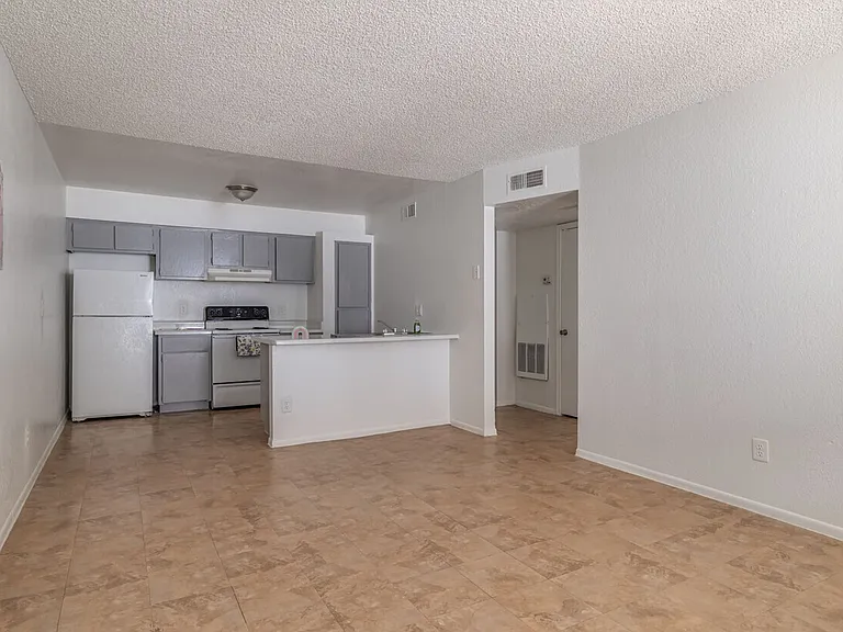 Las Ventanas Apartments — Photo 9