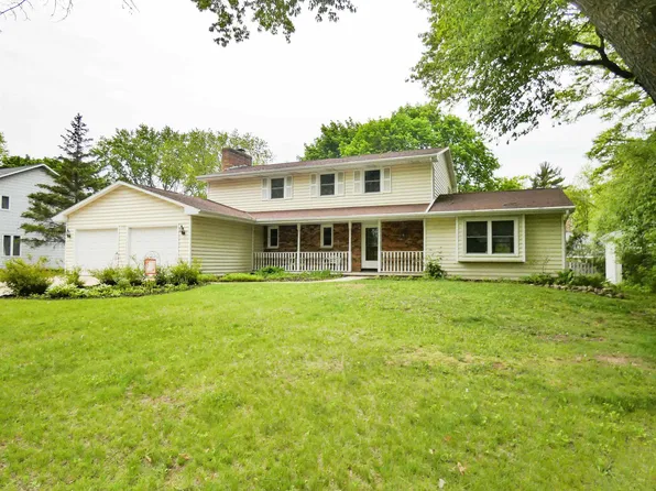 2584 S Trillium Cir, Green Bay, WI 54313