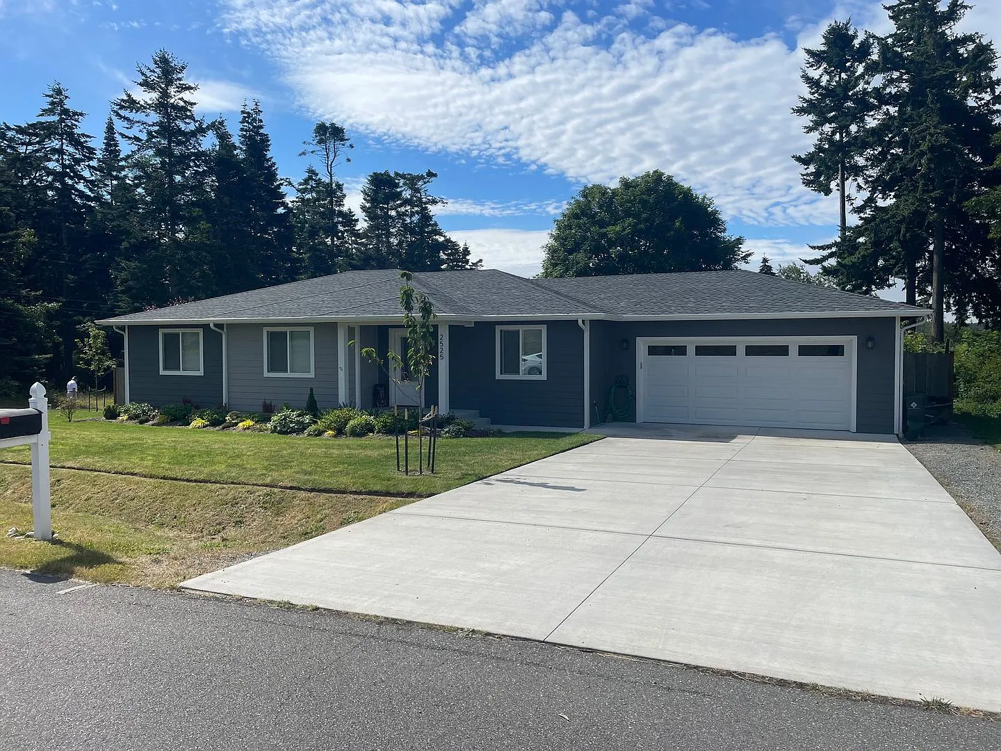 Charming and Modern 2 bedroom Home with Den! — Photo 2