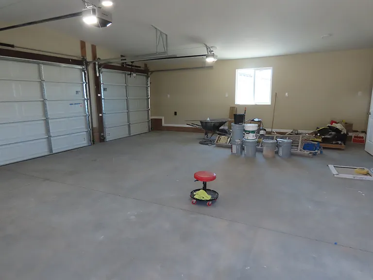 XL 3 CAR GARAGE 840 sf w 1/2 bath