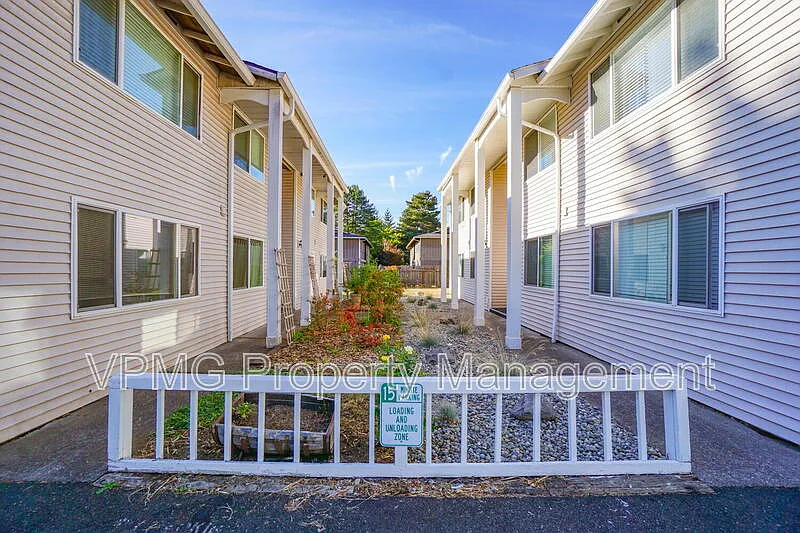 2 bed, 1.0 bath, 825 sqft, $1,495 — Photo 1