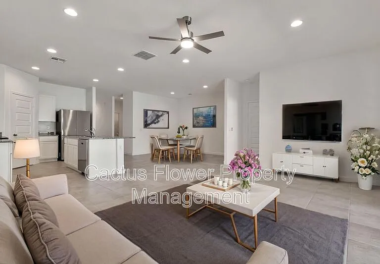 1718 W Sombra Ave — Photo 4