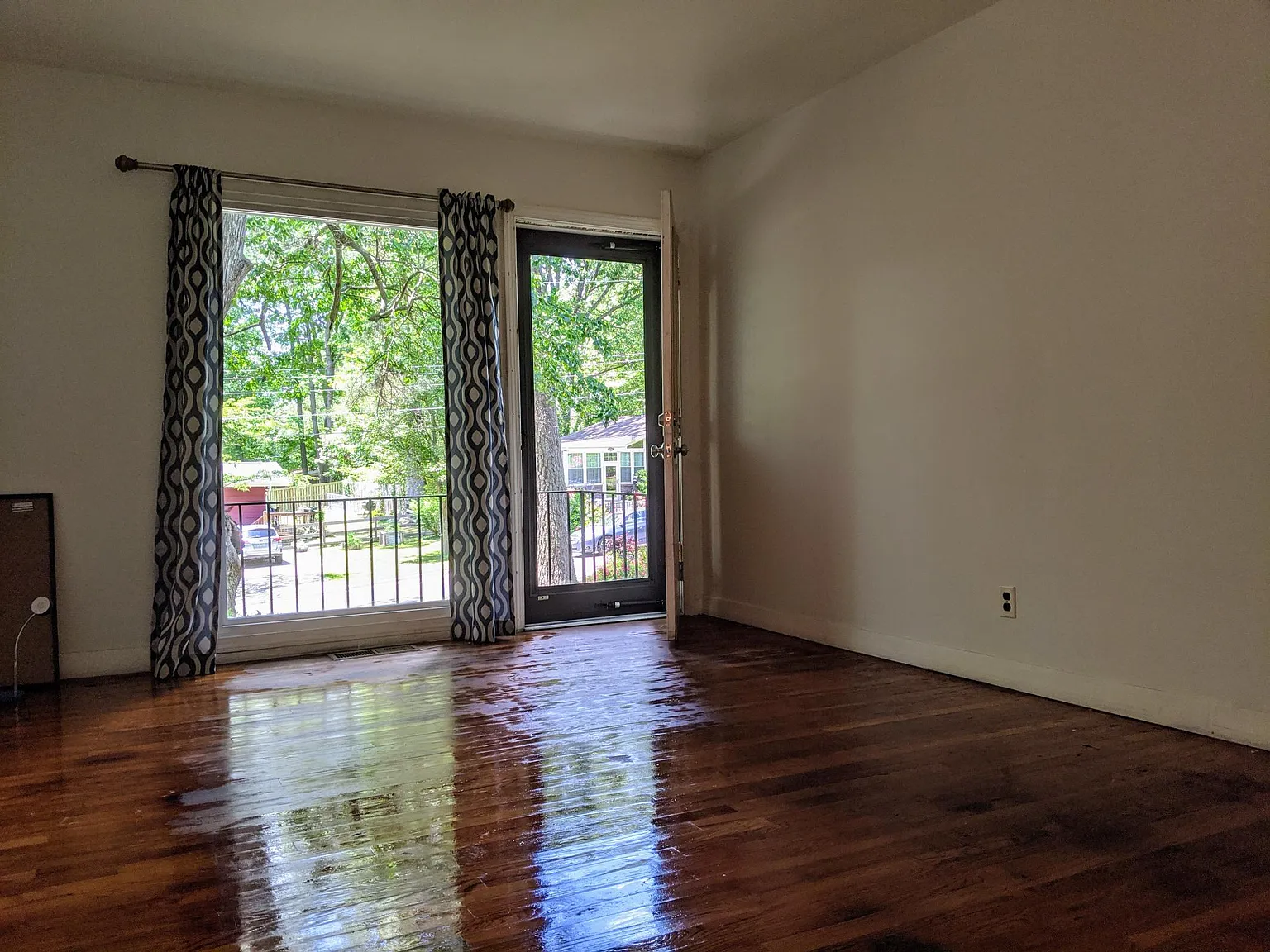 3 bed, 1255 sqft, $1,895 — Photo 4