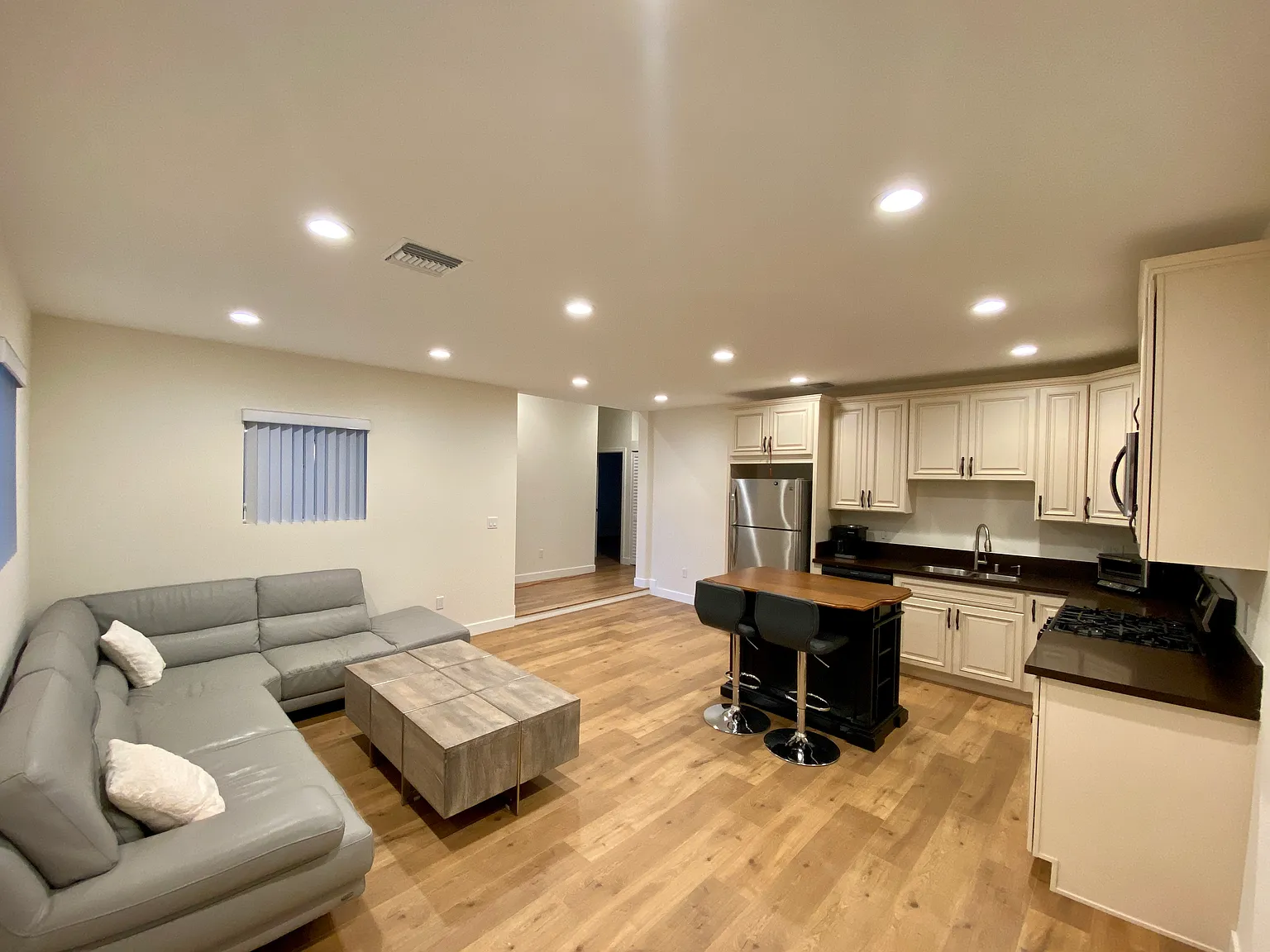 3 bed, 1128 sqft, $3,750 — Photo 3
