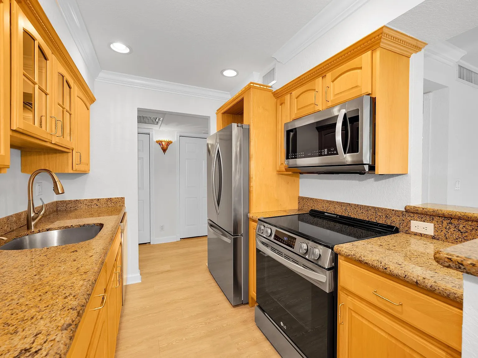 2 bed, 2.0 bath, 960 sqft, $2,500 — Photo 2