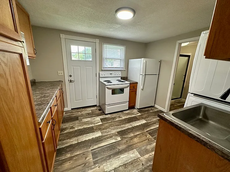 922 Center Point Rd NE — Photo 10