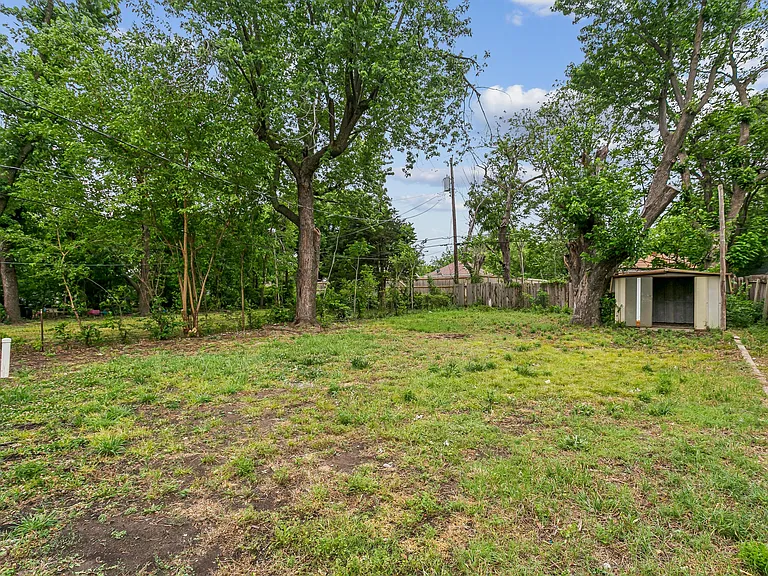 229 S Edwards St — Photo 15