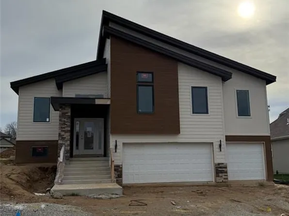 7115 NW Magnus Ct, Parkville, MO 64152