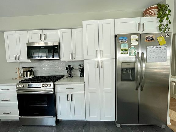 2nd image of 278 N Oaklawn Ave #1