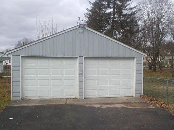 3rd image of 20 Oak Ave